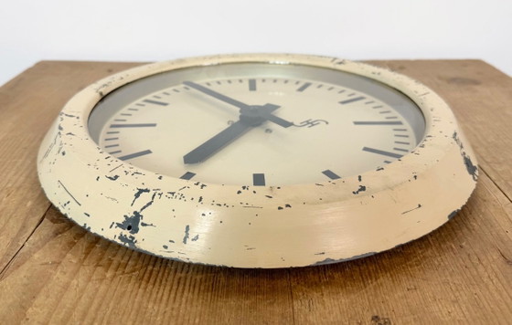 Horloge murale industrielle beige de Siemens, années 1950 – Pendules, Glass, Iron (photo 14 of 16)