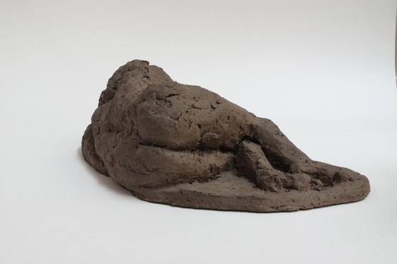 Image 1 of Yolande Ide (1931) - Scultura, Donna nuda sdraiata - 39 cm - Terracotta