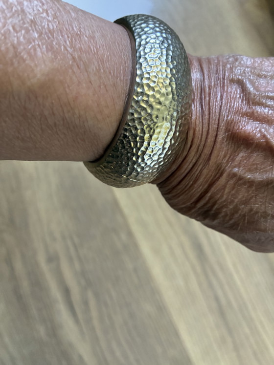Image 1 of Pulsera de metal martillado con cierre a presión