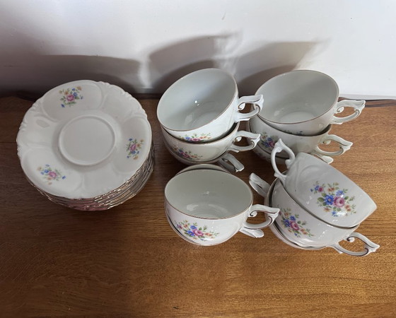 Image 1 of 11 tazze e 9 piattini vintage in porcellana bianca con decorazioni floreali, risalenti al XX secolo e numerati.