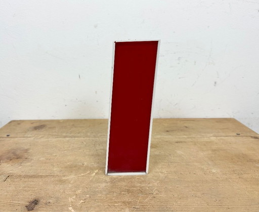 Lettera I rossa vintage con facciata, anni '70