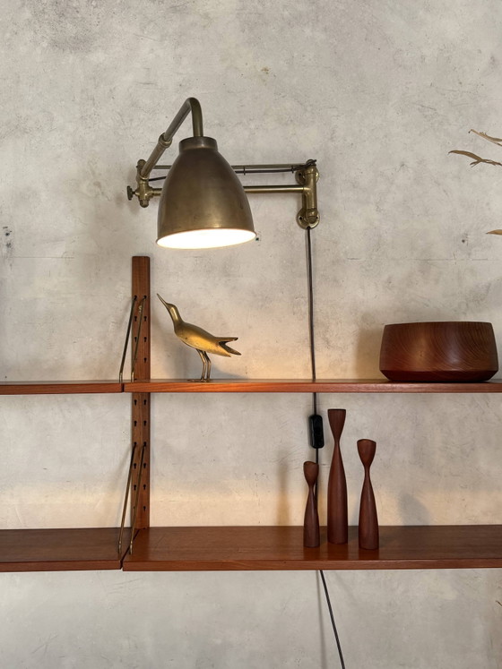 Image 1 of Vintage messing wandlamp met scharnierende arm, Scandinavische stijl