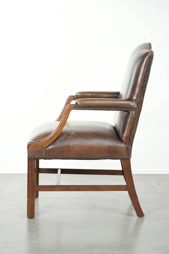 Image 1 of Luxe houten en rundleren Engelse Gainsborough bijzet/ bureaustoel met een prachtige uitstraling