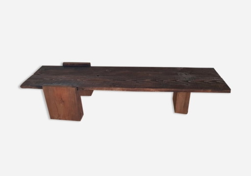 Mesa de centro trípode primitiva