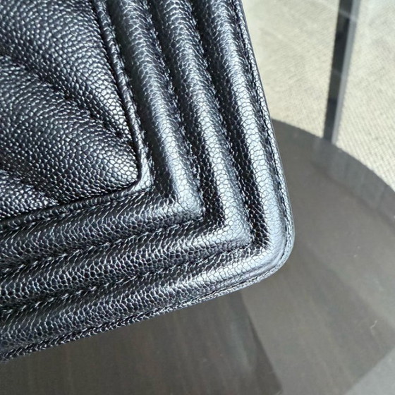 Image 1 of Chanel Boy Medium - Caviar 25CM generfd kalfsleer met chevronpatroon in zwart met gouden hardware