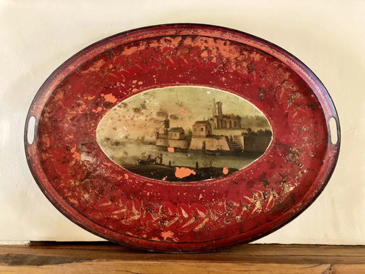 Grote ovale, beschilderde metalen schaal met landschapsmotief, circa 1800.