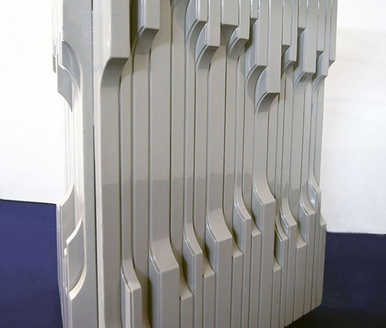 Image 1 of Table "Norman" de Luciano Frigerio en bois massif laqué