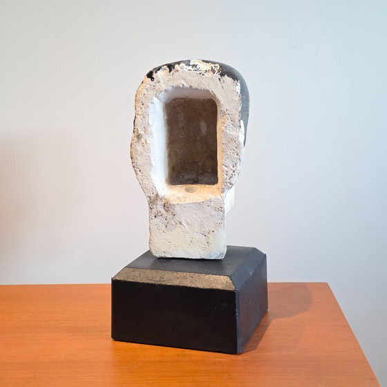 Image 1 of Testa in gesso vintage su base di cemento – oggetto scultoreo – circa 39 cm di altezza - busto vintage