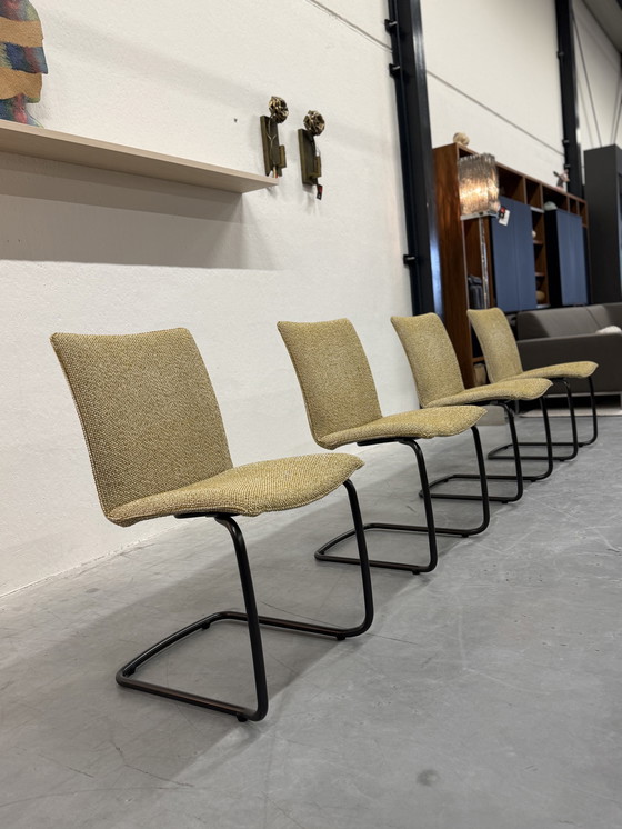 Image 1 of 4 chaises de salle à manger Leolux Freyr, tissu Safire jaune