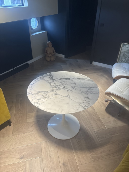 KNOLL Tulip (Arabescato) designed by Eero Saarinen