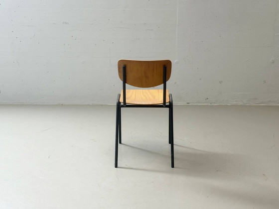 Image 1 of 6 stapelbare studiostoelen met zwart gelakt stalen frame, jaren 90