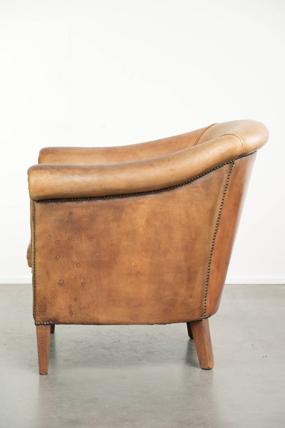 Charaktervoller Club-Sessel aus Schafsleder in hellem Cognac, mit Ziernägeln verziert – Leather (photo 5 of 13)