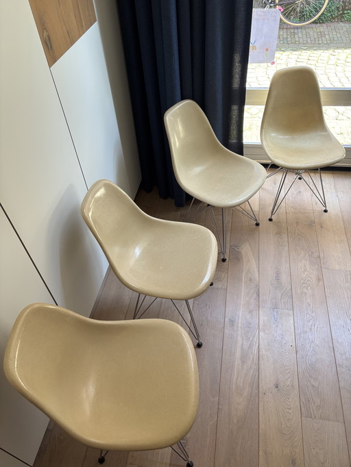 4x vintage '70s Eames Miller Vitra DSR fiberglass chairs - parchment