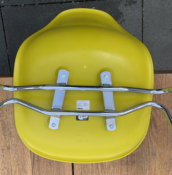 Image 1 of Chaise Vitra - Chaise d'appoint Eames en plastique RE DSS-N - Empilable (20 Disponible)