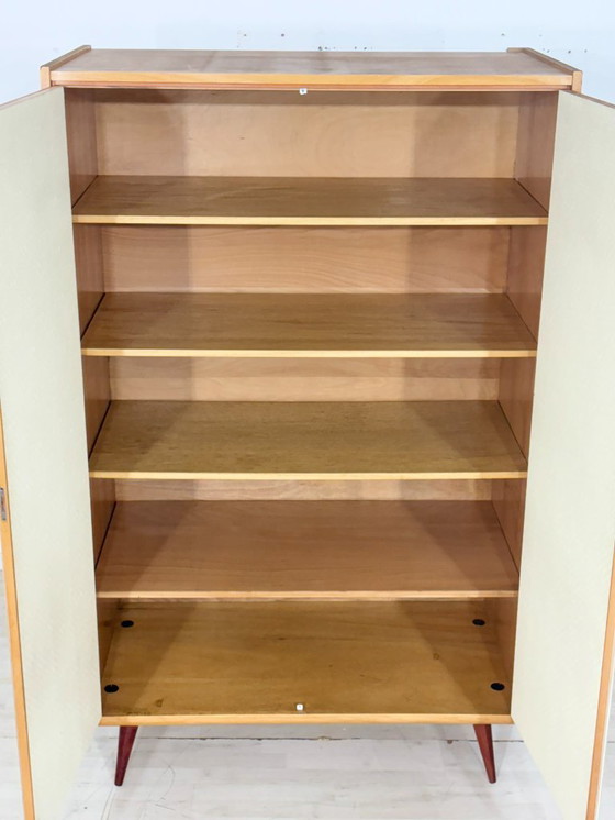 Image 1 of Een erg mooie vintage kledingkast/linnenkast uit de jaren 60.