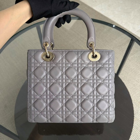 Image 1 of DIOR LADY MEDIUM - PELLE DI AGNELLO CANNAGE GRIGIO, DETTAGLI GRIGIO ORO, CINTURINO REGOLABILE