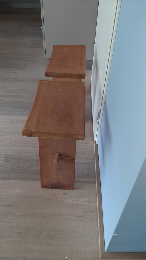 Deux tabourets japonais en bois, de style japonais.