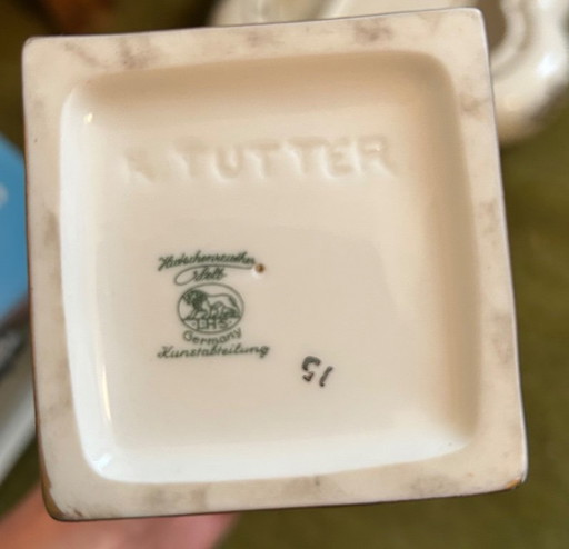 Ángel de porcelana sobre una esfera dorada