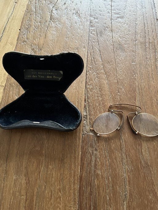 Antique glasses clip