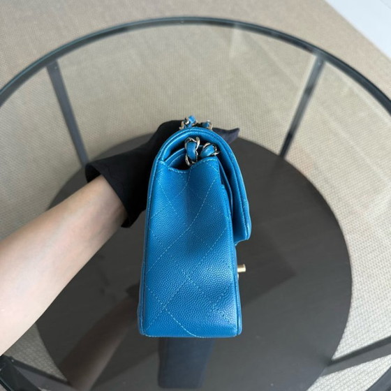 Image 1 of Borsa Chanel Classic Flap Small - Pelle di vitello martellata trapuntata color caviale, blu, con finiture dorate, serie 30