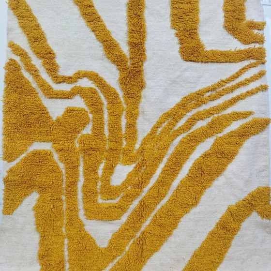 Image 1 of Natürlicher goldener Berberteppich aus Wolle – Boho-Chic, handgewebtes Unikat (255 × 160 cm)