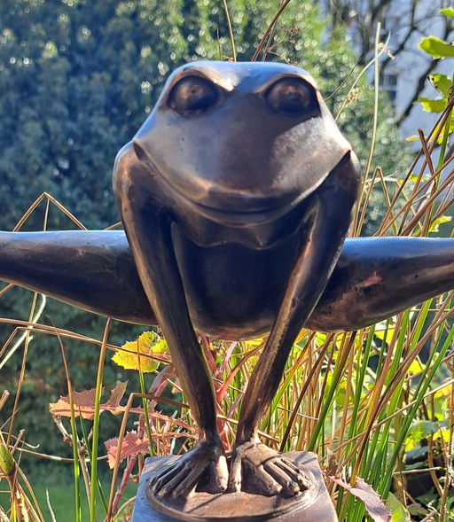 vrolijke kikker in een grote sprong/big jump frog brons