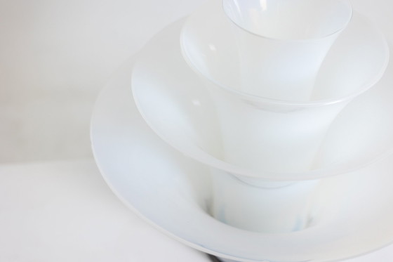 Image 1 of Wit en blauw opalescent glas "bloemblaadjes" lamp, 21e eeuw