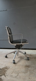Lucy Italia light softpad in de style van Eames Vitra 