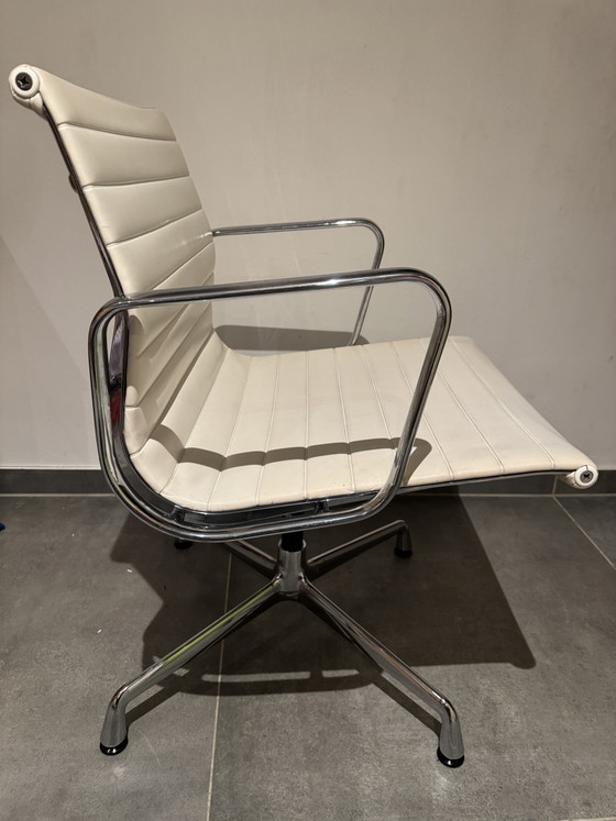 Eames Aluminium Stoel EA107 Vitra Herman Miller – Vergaderstoel, Leather (photo 2 of 6)