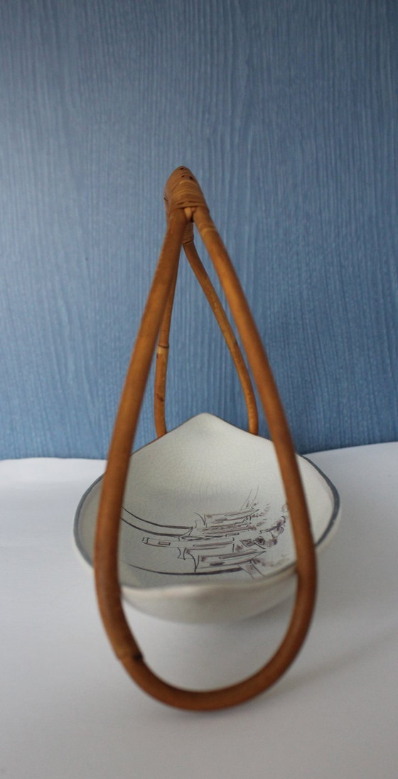 Image 1 of Große ovale Anbietschale Obstschale aus den 50er Jahren mit abnehmbaren Bambushenkel Krakelee Lasur handbemalt mid-century 