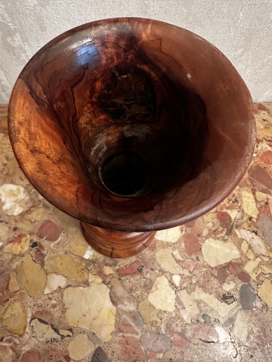 Image 1 of Gedraaide vaas van olijfhout, 23 cm hoog