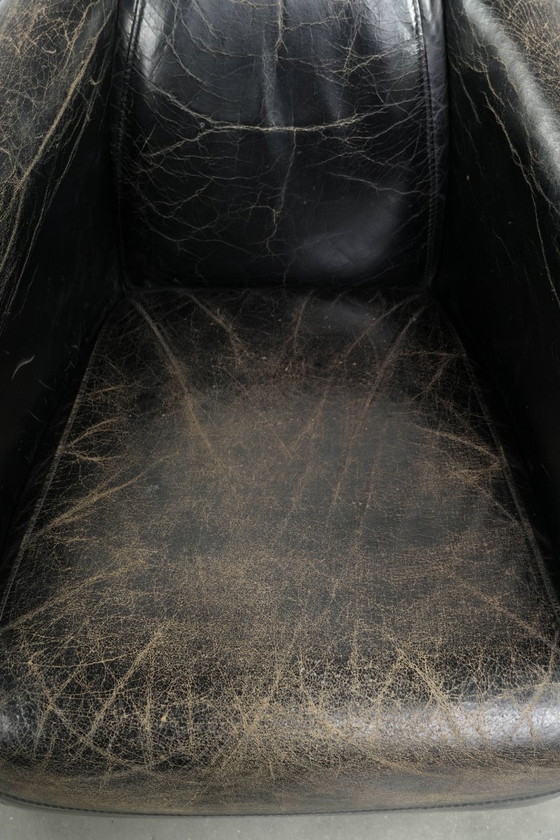 Image 1 of Zwarte vintage rundleren Aviator design fauteuil met een karaktervolle uitstraling
