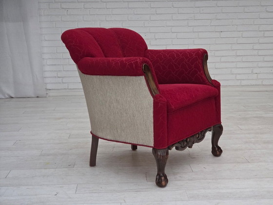 Image 1 of Deense fauteuil uit de jaren 50, bekleed met rode en lichtgrijze meubelwol en gesneden eikenhout.