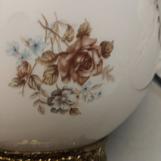 Image 1 of Suspension vintage en verre opalin à motif floral – Aspect laiton – Ampoule incluse