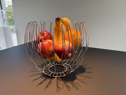Cesta de fruta de diseño fabricada en acero inoxidable.