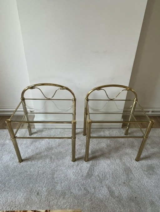 Set van twee bijzettafels van messing en glas