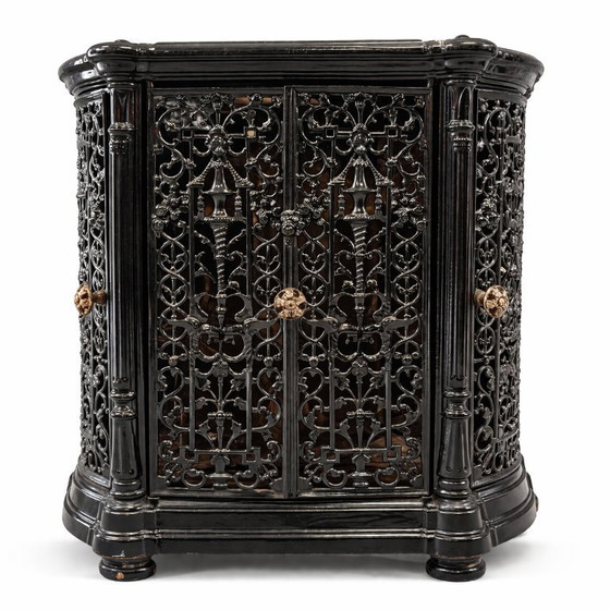 Image 1 of Inserto de chimenea antiguo de hierro fundido con acabado negro ornamentado, siglo XIX, Europa.