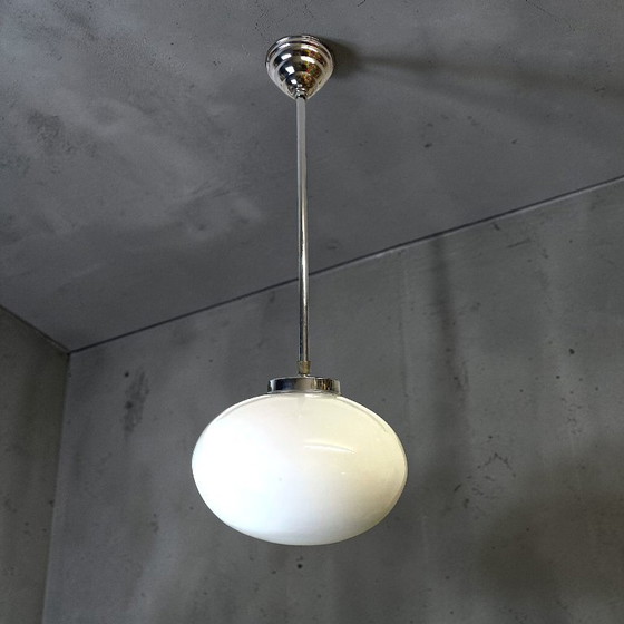 Image 1 of Lámpara colgante Art Decó ovalada de vidrio opalino blanco