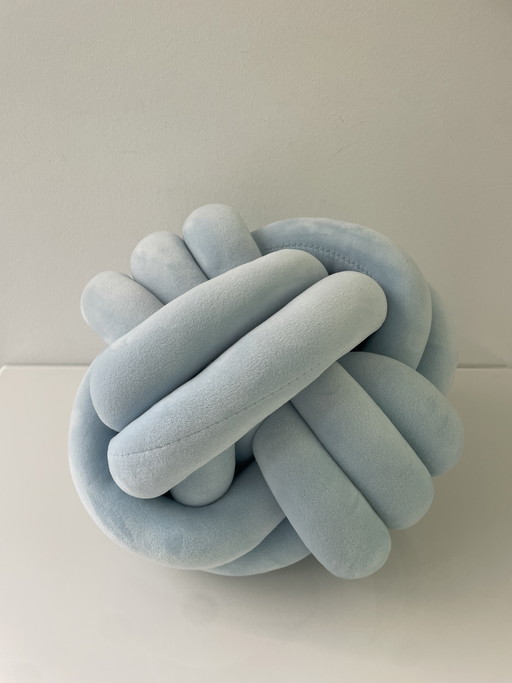Cuscino con nodo intrecciato in velluto azzurro