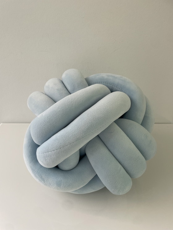 Image 1 of Cuscino con nodo intrecciato in velluto azzurro