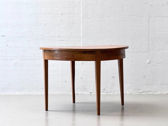 Image 1 of Round dining table made of solid alder wood