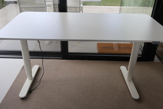Image 1 of Scrivania IKEA regolabile in altezza, laccata bianca, 80 cm x 160 cm, con funzionamento elettrico.