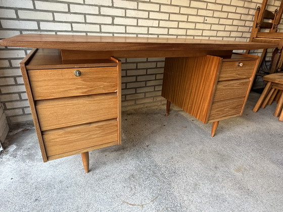 Image 1 of Groot vintage Deens bureau van teakhout zwevend midcentury