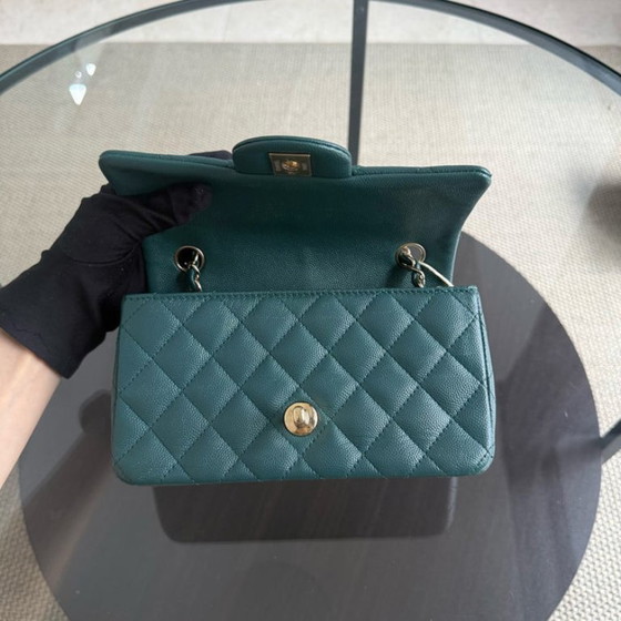 Image 1 of Borsa Chanel Classic Flap Mini - Caviar 20 cm trapuntata verde scuro con finiture dorate Serie 24