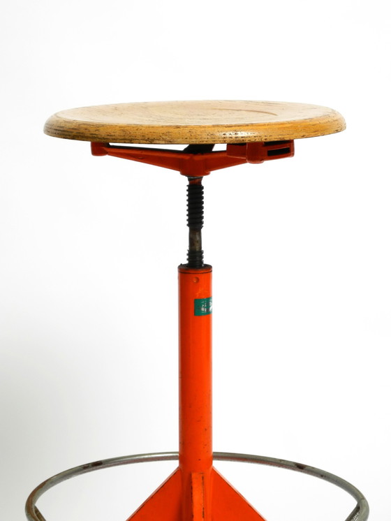Image 1 of Seltener massiver italienischer Mid Century Industrial Metallhocker von Mautren in seltenem Orange | mit höhenverstellbarer Sitz