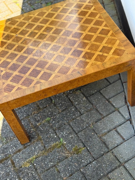 Image 1 of Tavolino quadrato in noce a intarsio italiano.