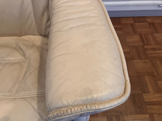 Image 1 of Poltrona girevole vintage in pelle color crema, ideale per rilassarsi negli anni Settanta.