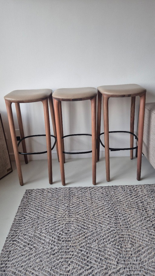 3 x Artisan Neva barkrukken, hoog, met beige leren zitting en zwarte voetensteun