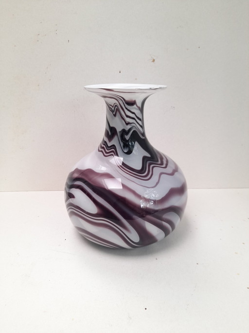 Beau vase en opaline parme et blanc