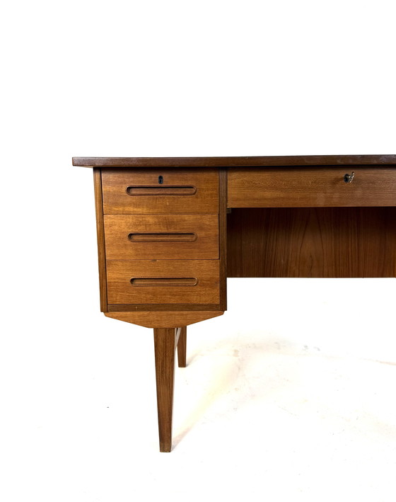 Image 1 of Vintage vrijstaand Deens teakhouten bureau ‘60